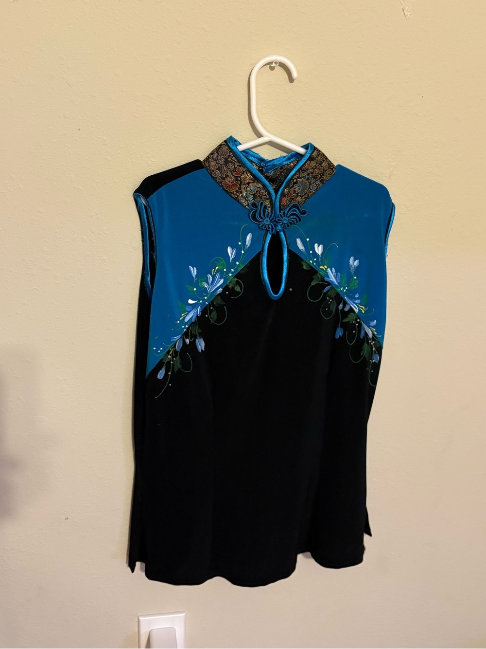 Vintage Sleeveless Mandarin Collar Blouse in Blue and Black